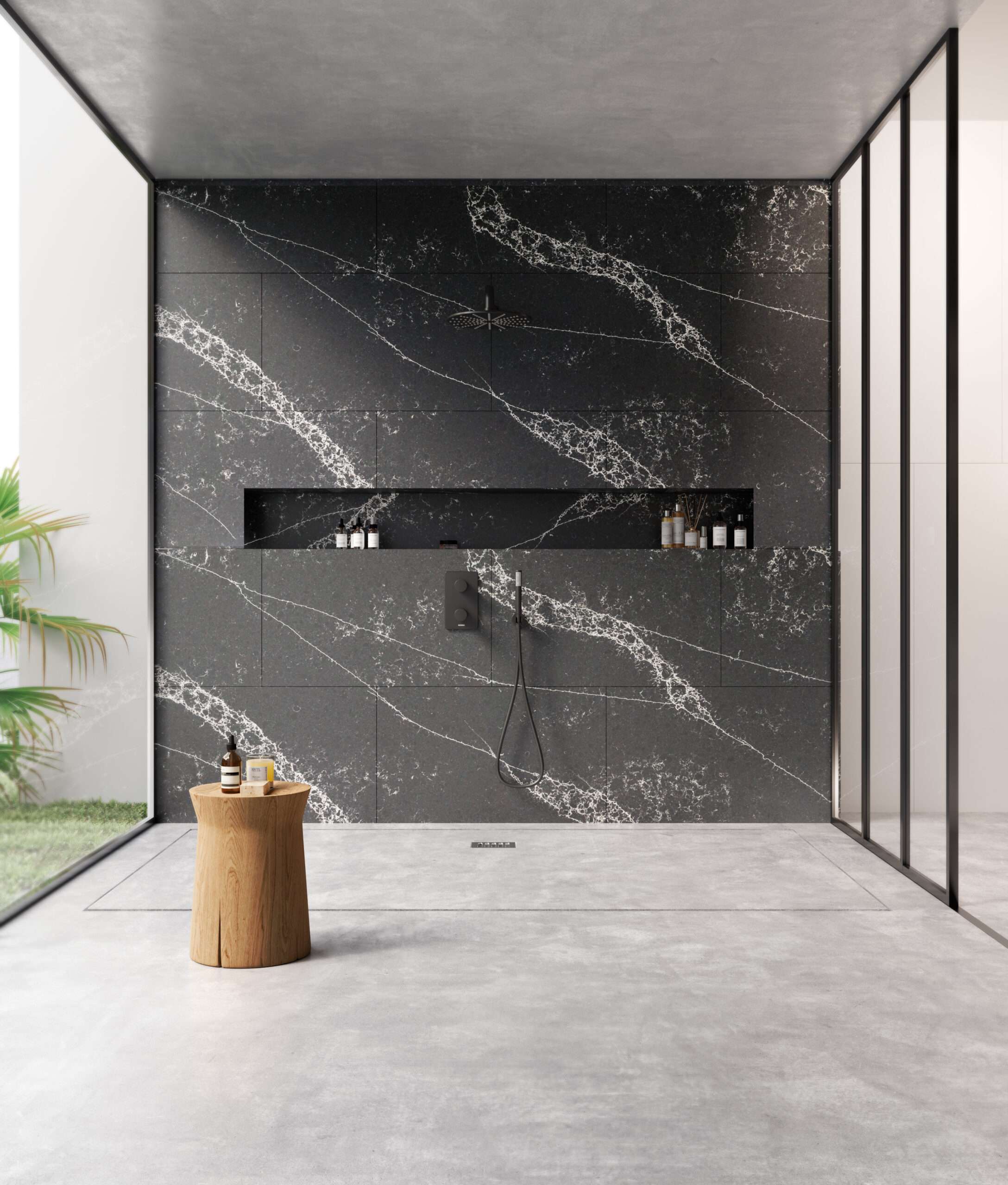 Luxe inloopdouche met grote zwarte marmerlook wandtegels met witte aders en moderne zwarte douchekraan.