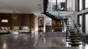 Luxe woonkamer met moderne grote vloertegels, houten wandpanelen, glazen trap en designmeubels in een eigentijdse villa.