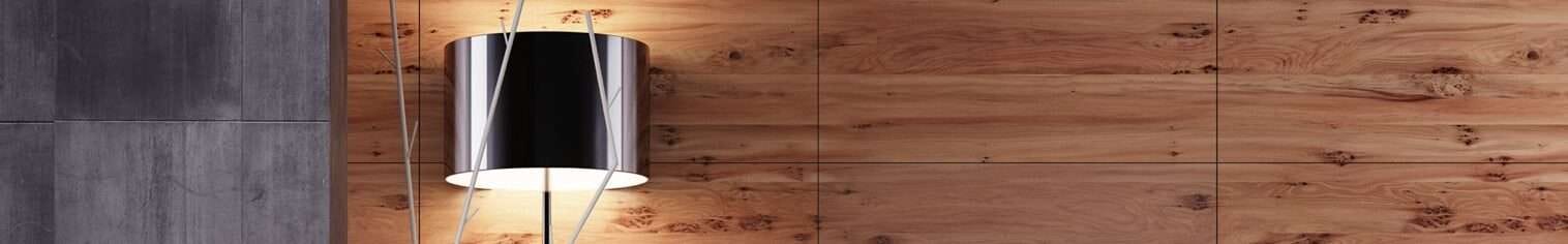 Wand met houtlook tegels en betonlook tegels – moderne woonkamer inspiratie met warme houtstructuur en industriële grijze tegels.