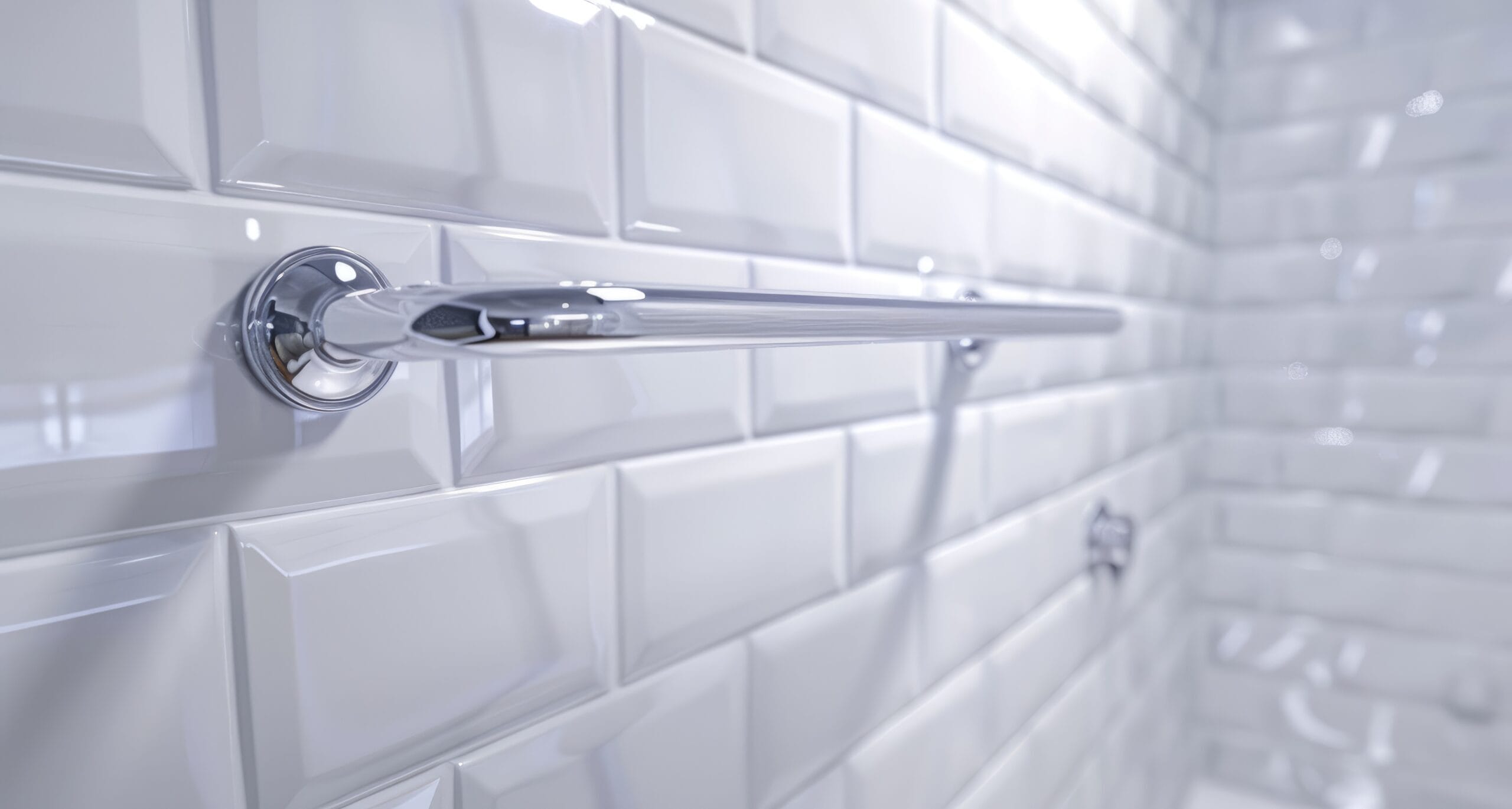 Badkamer met glanzende witte metro wandtegels in halfsteensverband en chromen handdoekrek, inspiratie voor tijdloze en klassieke badkamertegels