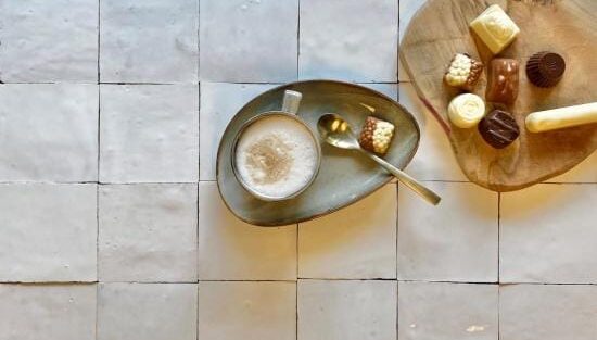 Handgemaakte Zellige tegels in glanzende aardetinten, geplaatst in een sfeervol mozaïekpatroon met ambachtelijke uitstraling