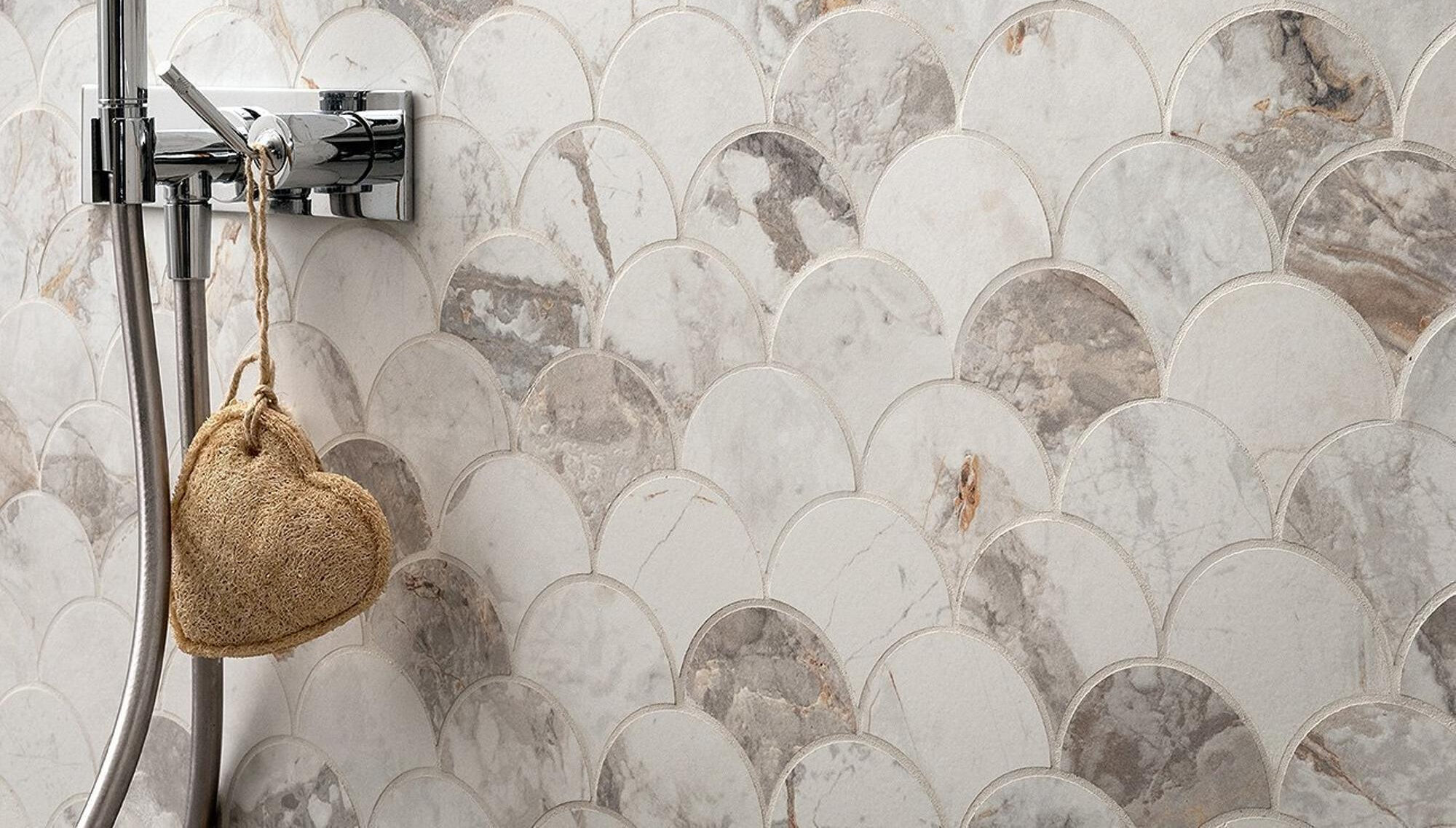 Wandtegel in visschubpatroon met witte, matte marmerlook, keramisch, formaat 30×30 cm, geschikt voor badkamer of keuken