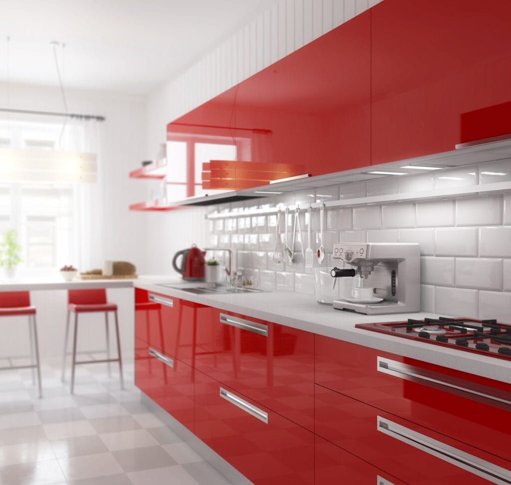 Moderne rode keuken met glanzende kastdeuren en witte metrotegels als keukenwand. De wandtegels geven een frisse uitstraling en zijn eenvoudig te combineren met rode keukenkasten. Ideaal voor een strakke, hygiënische en trendy keuken.