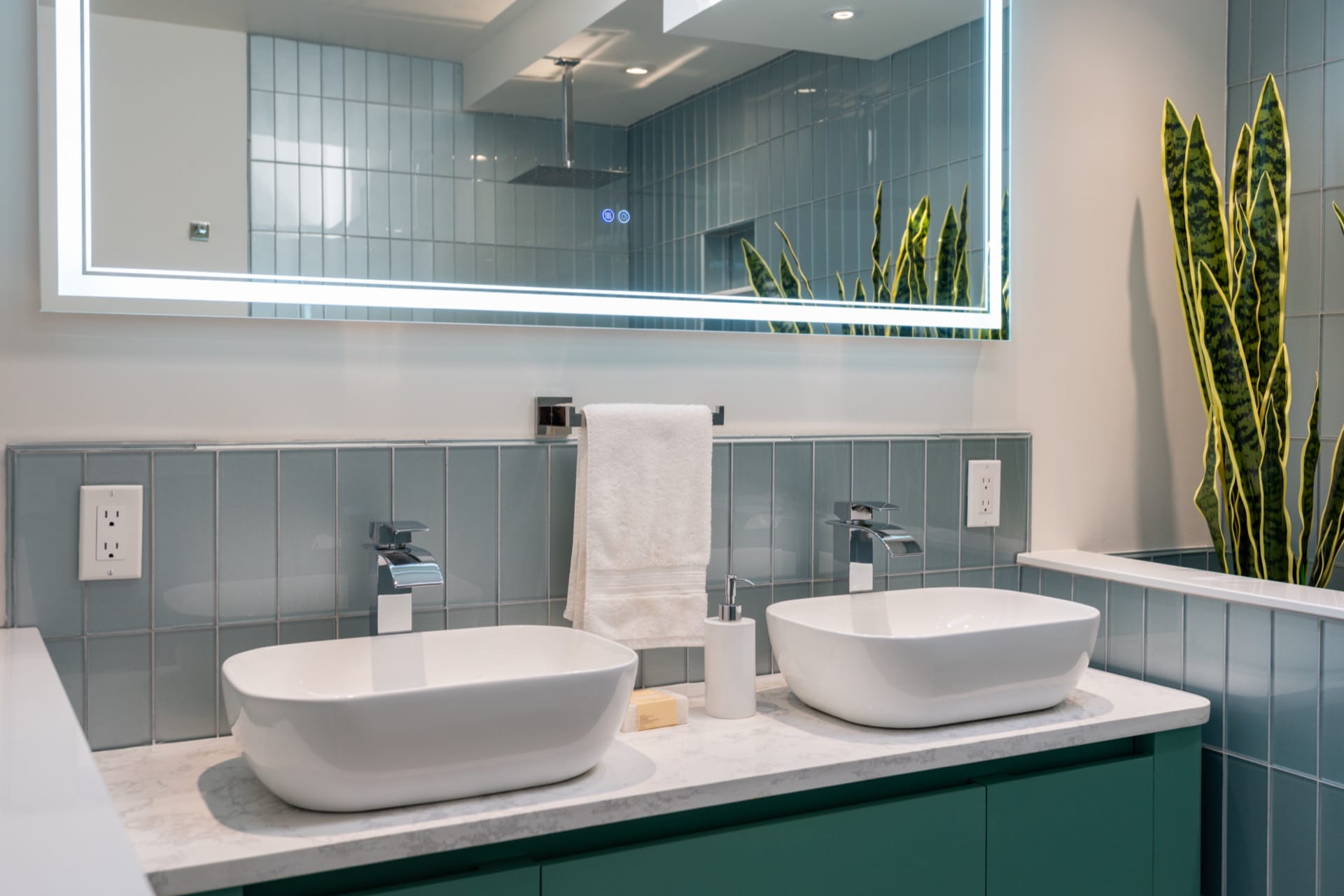 Moderne badkamer met dubbele wasbak en verticale lichtblauwe wandtegels – stijlvolle en onderhoudsvriendelijke tegeloplossing voor de badkamer